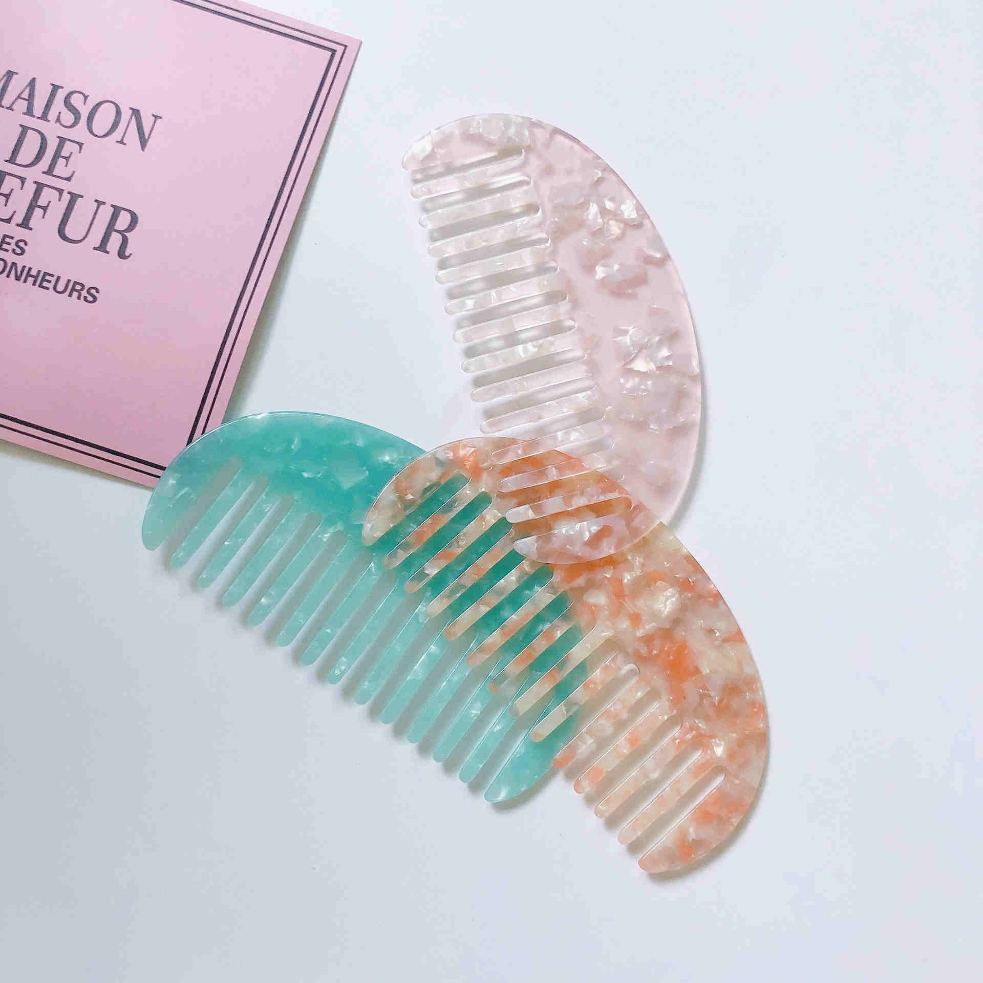 La pettinatura frequente danneggia la qualità dei capelli. Che tipo di pettine è delicato sul cuoio capelluto? La pettinatura frequente danneggia la qualità dei capelli. Che tipo di pettine è delicato sul cuoio capelluto?